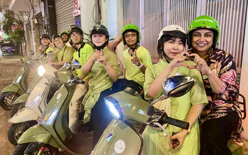 Ho Chi Minh City: Street Food Tour with 12 Tastings