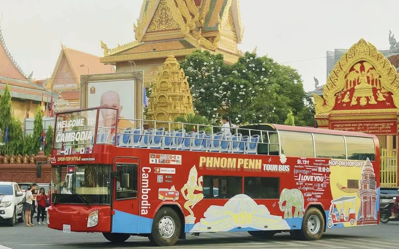 Phnom Penh: Hop-On Hop-Off Bus Ticket with Free Mekong Cruise