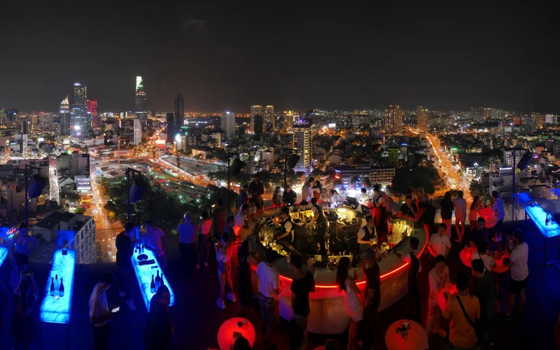 Luxury Tour: Eats After Dark: Ultimate Saigon Street Food Adventure – Night Tour