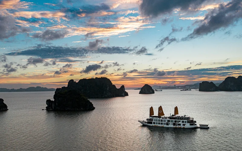 Emperor 2D1N Cruise: Ha Long Bay, Me Cung Cave, Luon Cave