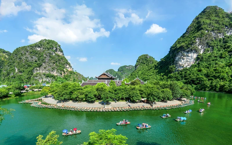 Top reviewed rating tour: Ninh Binh Day Tour From Hanoi: Hoa Lu, Trang An & Mua Cave | 5 rating