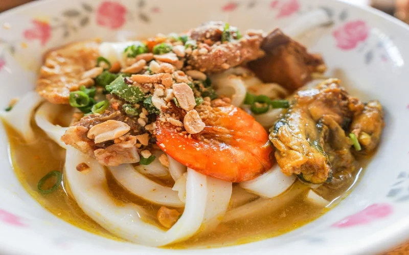 Hoi An Private Food Tour with Aodai Rider