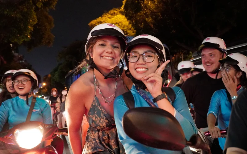 Street Food & Sightseeing Tour with Aodai Rider in Ho Chi Minh City