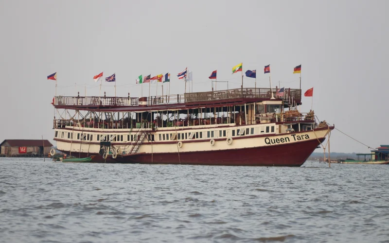 Sunset dinner special and floating villages by Tara Boats