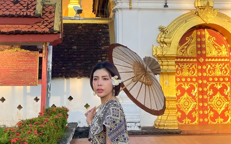 Laos Traditional Costume Photo Tour in Vientiane
