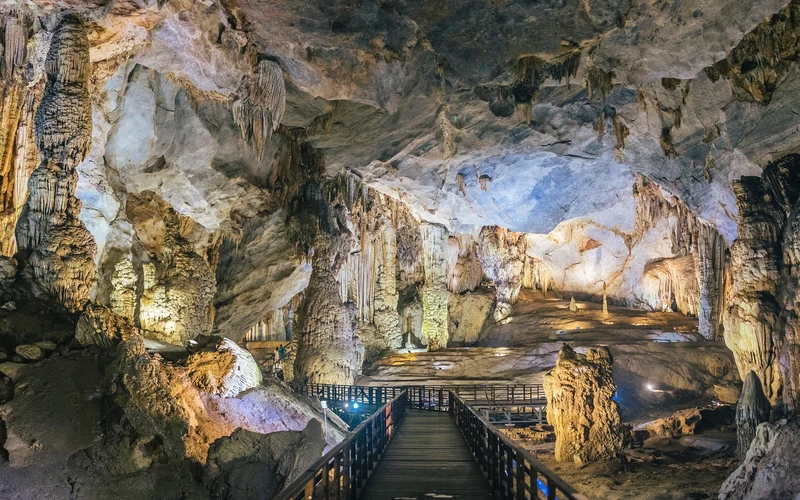 Paradise Cave and Phong Nha Cave Day Tour