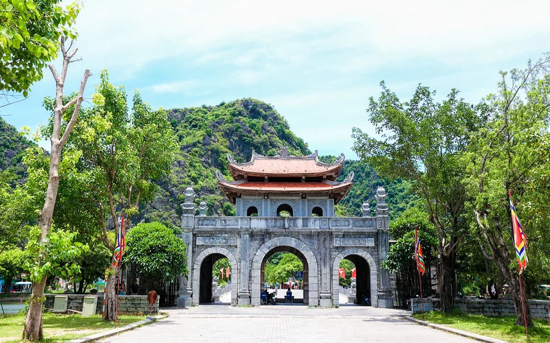 Hoa Lu – Tam Coc Day Trip