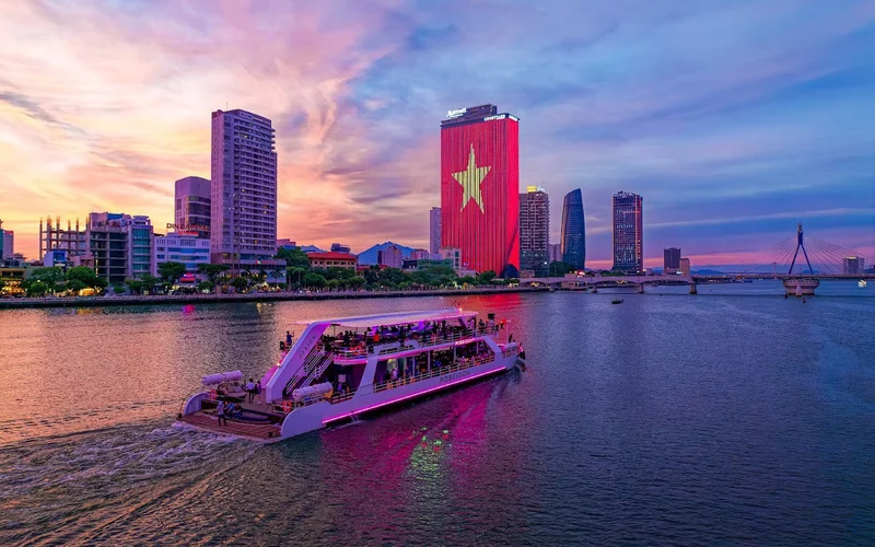 Premium highlight tour: Poseidon Dining Cruise Experience in Da Nang