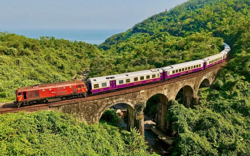 Luxury Tour: Da Nang: Hue Imperial City Full-Day Tour with Heritage Train
