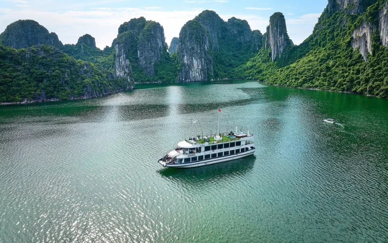 Alova Day Cruise: Ha Long Bay, Sung Sot Cave & Ti Top Island