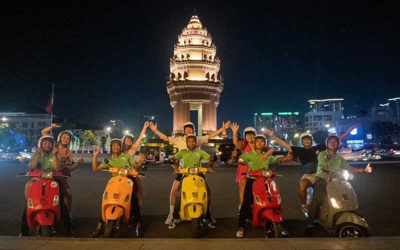 Top reviewed rating tour: Phnom Penh Evening Street Food Tour by Vintage Vespa | 5 rating