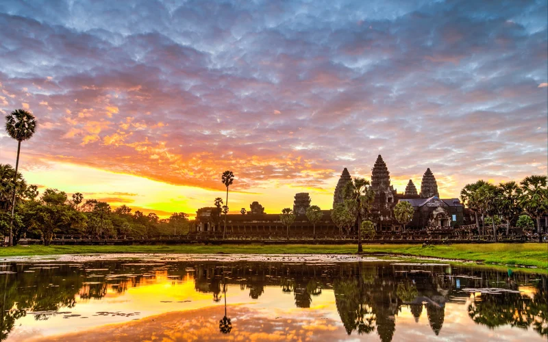 Angkor Sunrise Discovery Bike Tour (Breakfast & Lunch included)