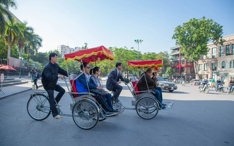 Hanoi Street Food Walking Tour with Cyclo Ride