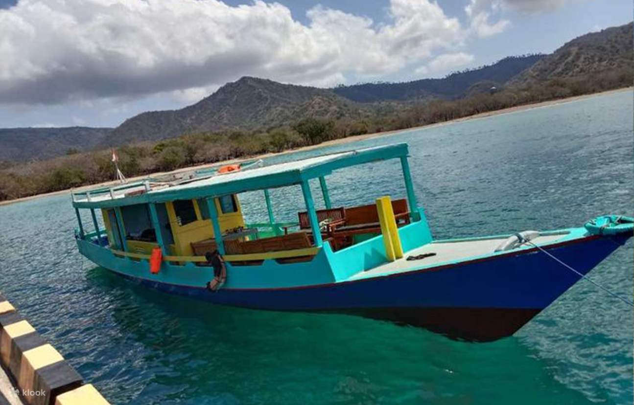 Kapal open deck untuk paket sunset trip di Labuan Bajo