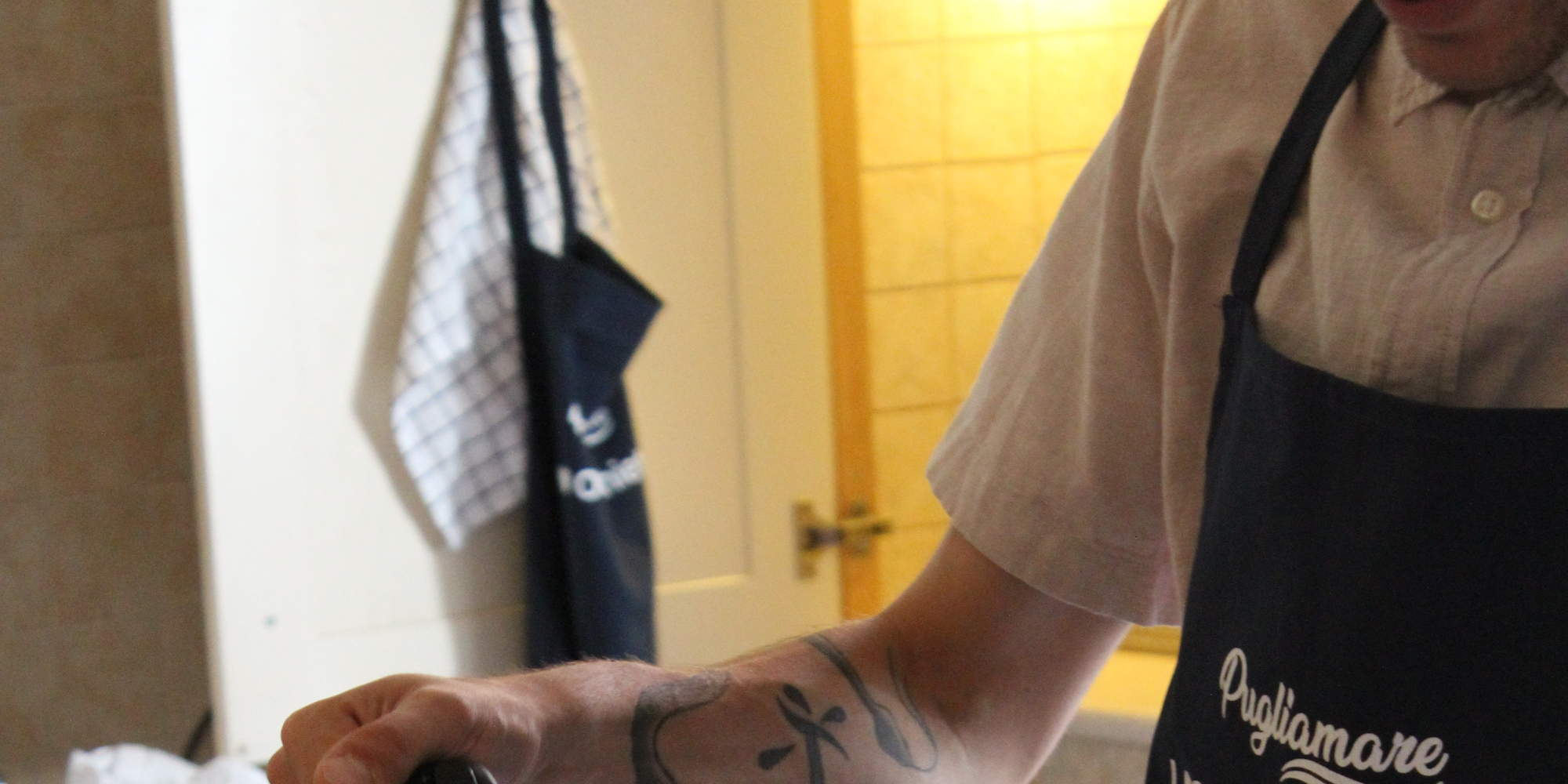 プーリア料理教室 - ダニエレがオレキエッテの作り方を披露