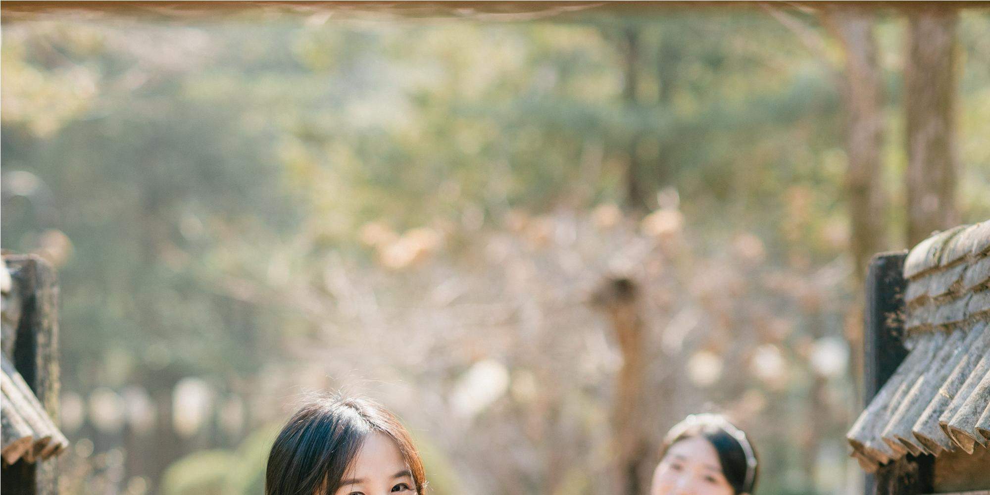 Warna-warna cerah hanbok berpadu sempurna dengan pemandangan musim semi.