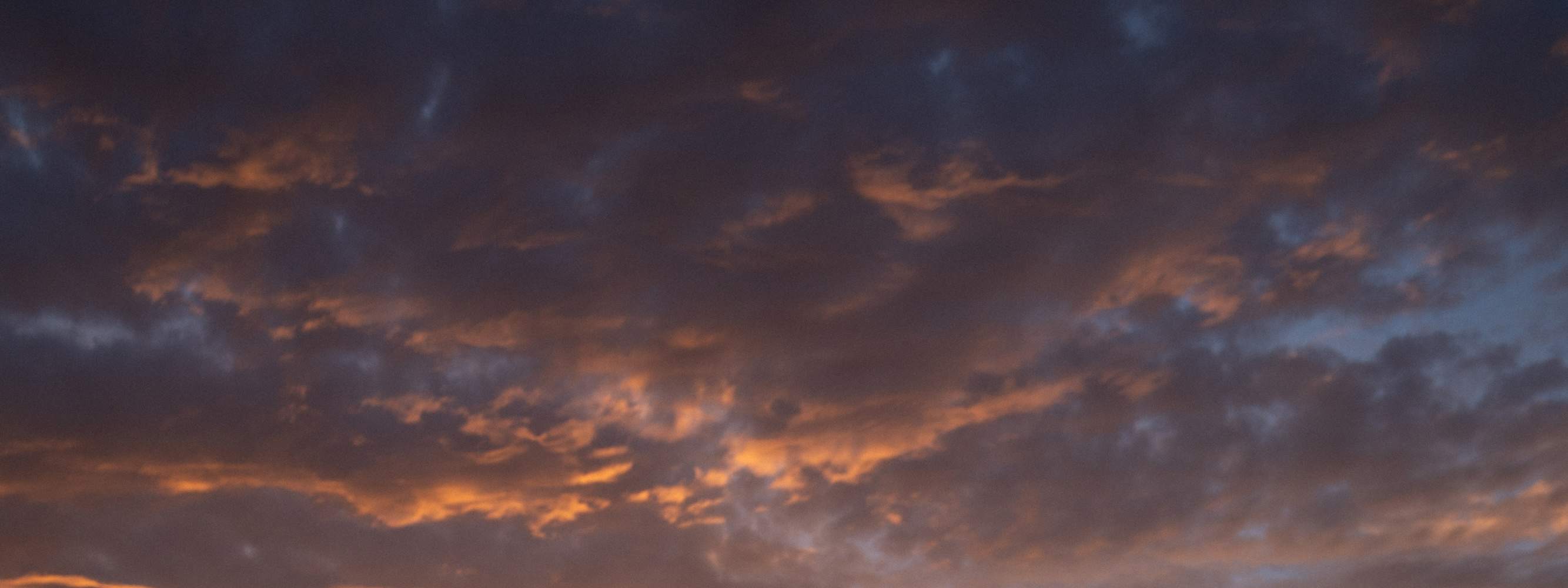 Sesi fotografi luar yang romantik dengan pemandangan Matahari Terbenam Jeju yang menakjubkan — sesuai untuk kenangan sebelum perkahwinan.