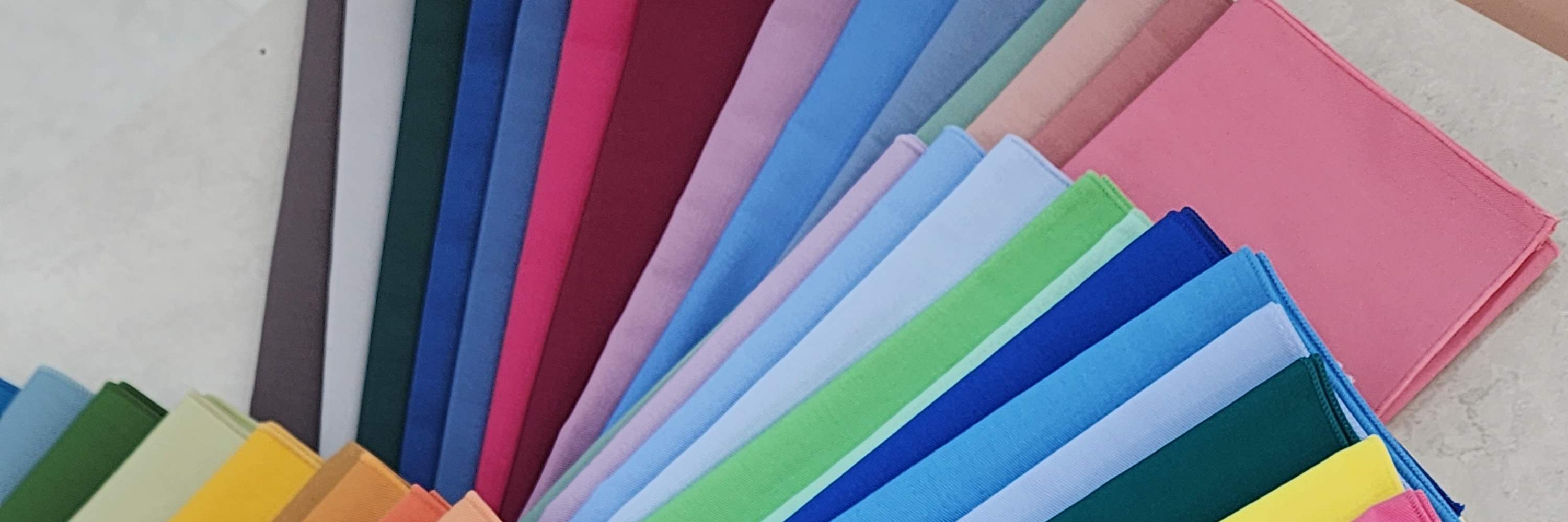 200가지 이상의 전문 드레이핑 원단을 테스트하여 고객님의 피부 톤과 밝기를 분석하고, 퍼스널 컬러 시즌을 결정하는 것으로 세션을 시작합니다.