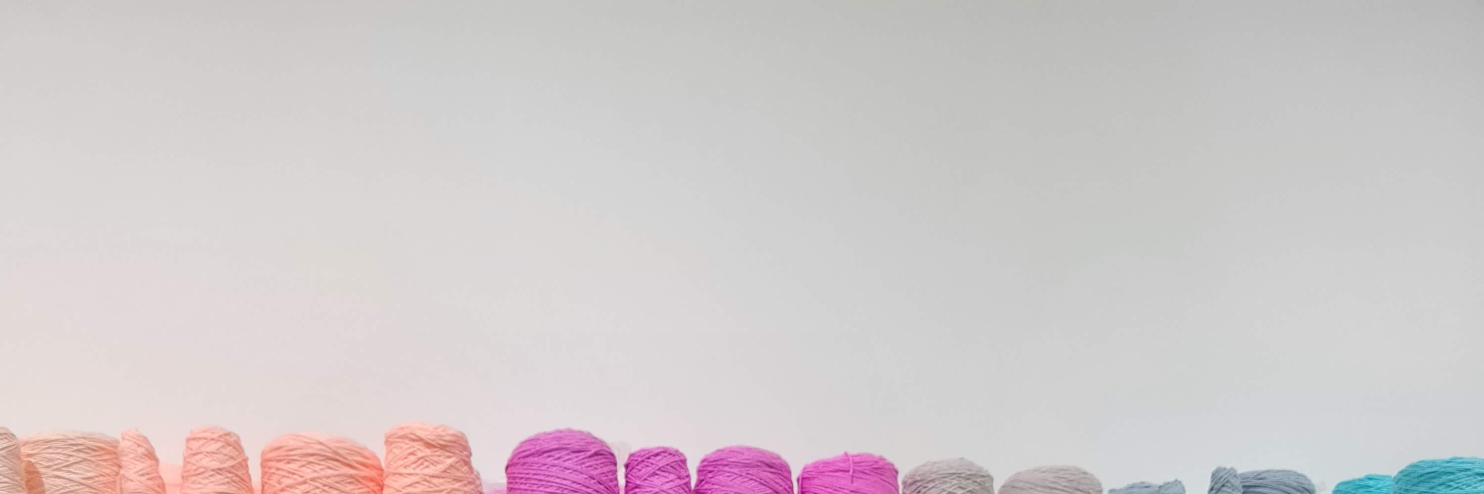 4 anak perempuan dengan karya seni mereka 