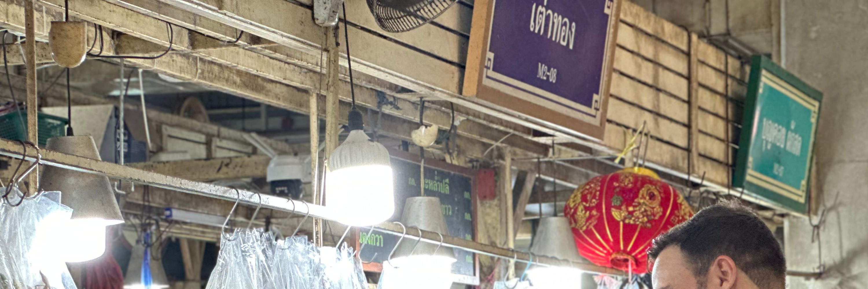 Ikuti tur pasar lokal untuk memilih bahan-bahan segar sebelum memasak.