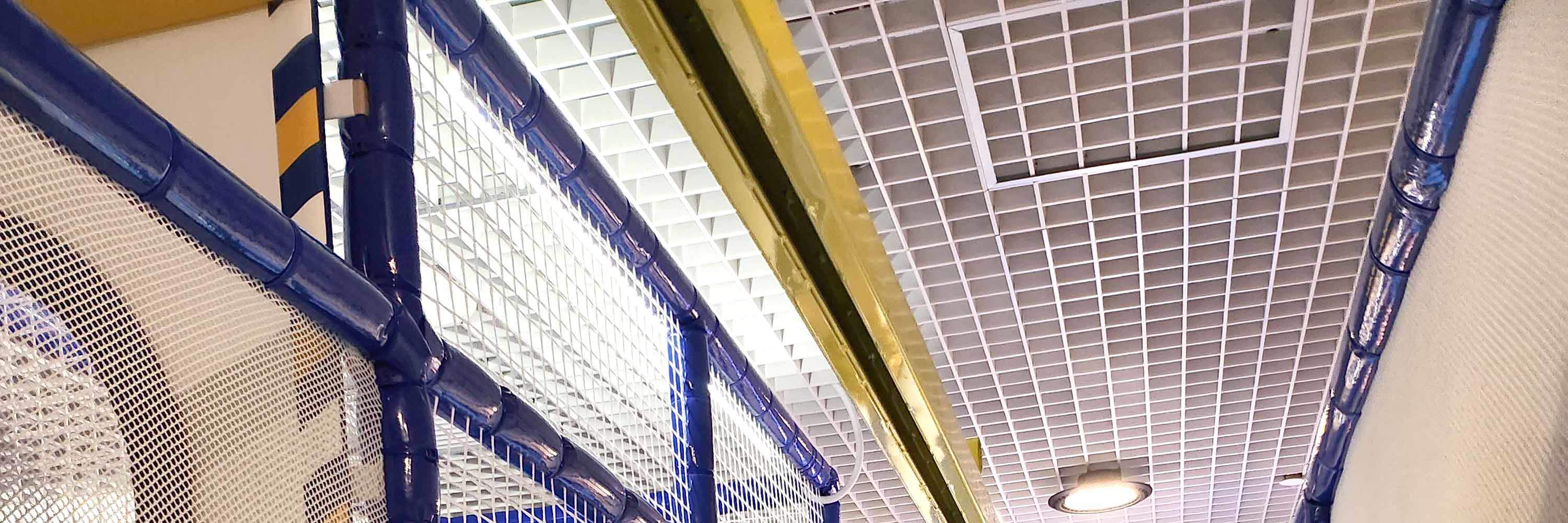 bambino che si dondola sull'attrazione