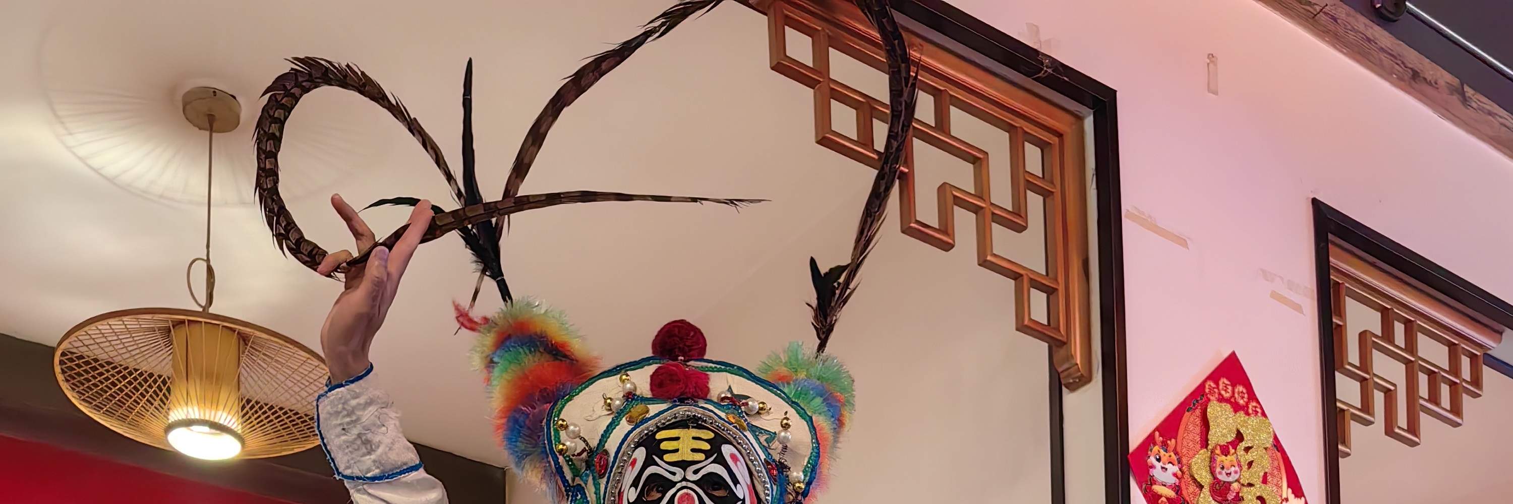 Potrete anche assistere a spettacoli di cambio maschera ogni sera.