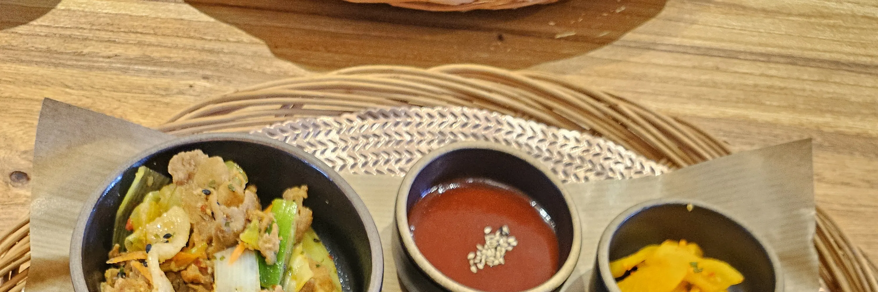 餐点：尝尝韩国招牌菜——拌饭！
享用用有机食材烹制的温热米饭。