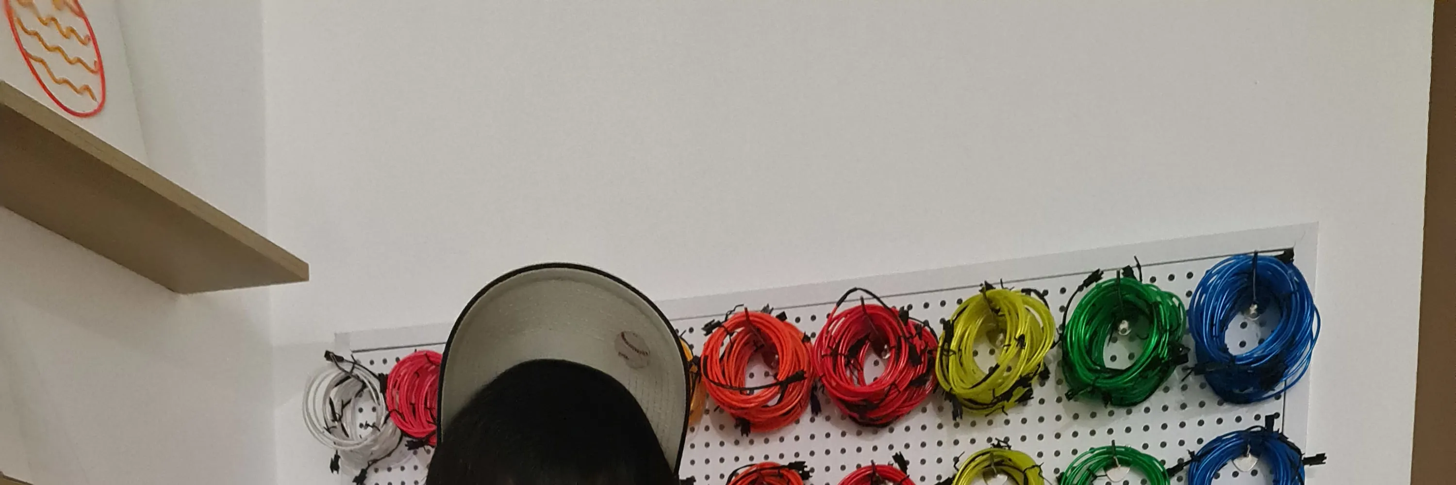 一对夫妇和他们的霓虹灯艺术品