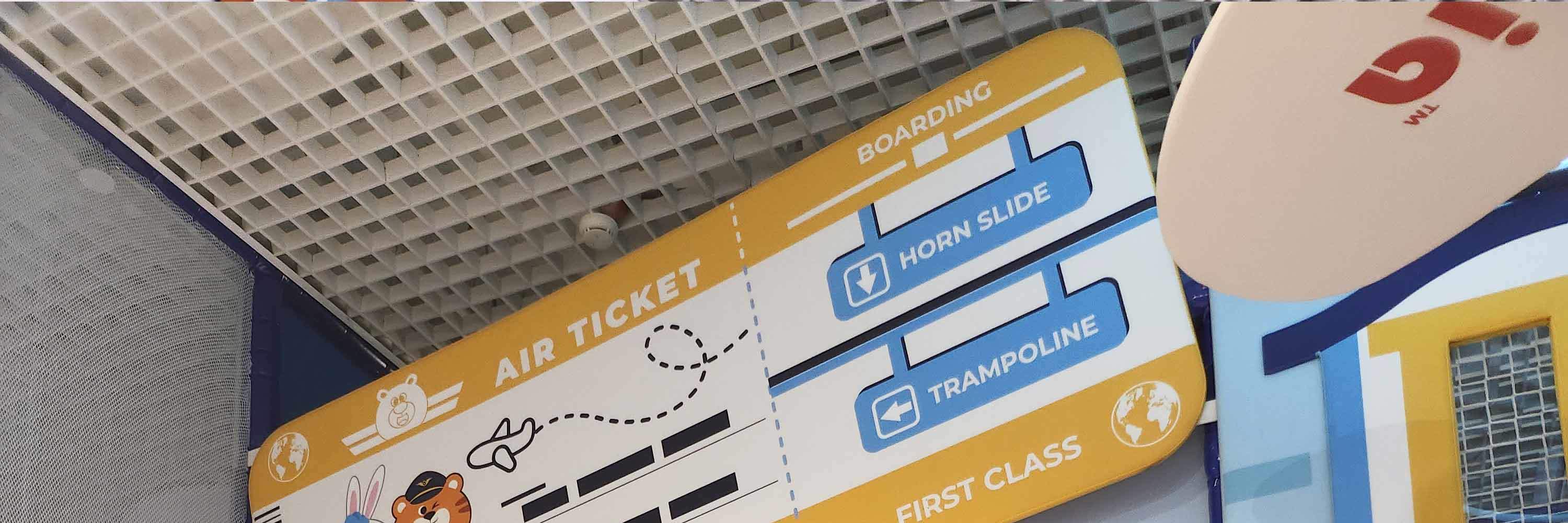 bambino sull'attrazione rotante