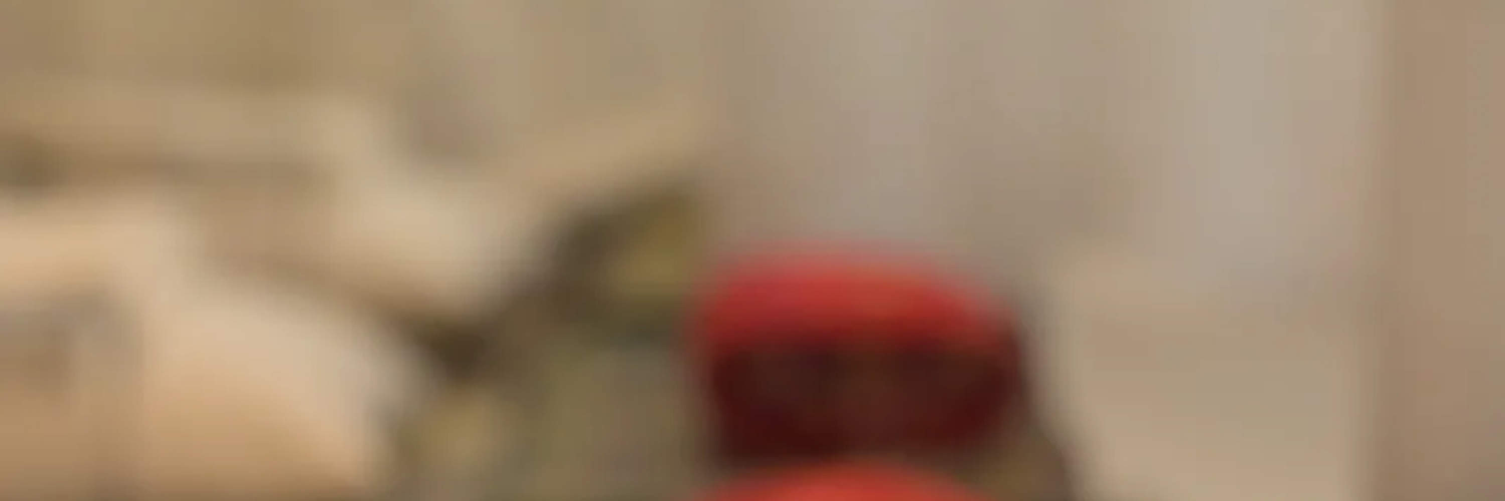 在承载着美好祝愿的枕头上享受宁静的时刻。