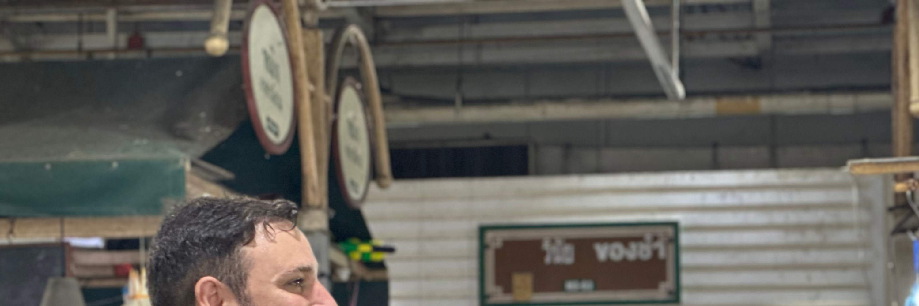 从当地市场之旅开始您的泰式烹饪之旅——探索色彩、香气和新鲜食材，同时向我们的厨师学习如何选择最好的农产品。然后，将所有食材带回课堂，将它们变成美味的泰国菜肴。