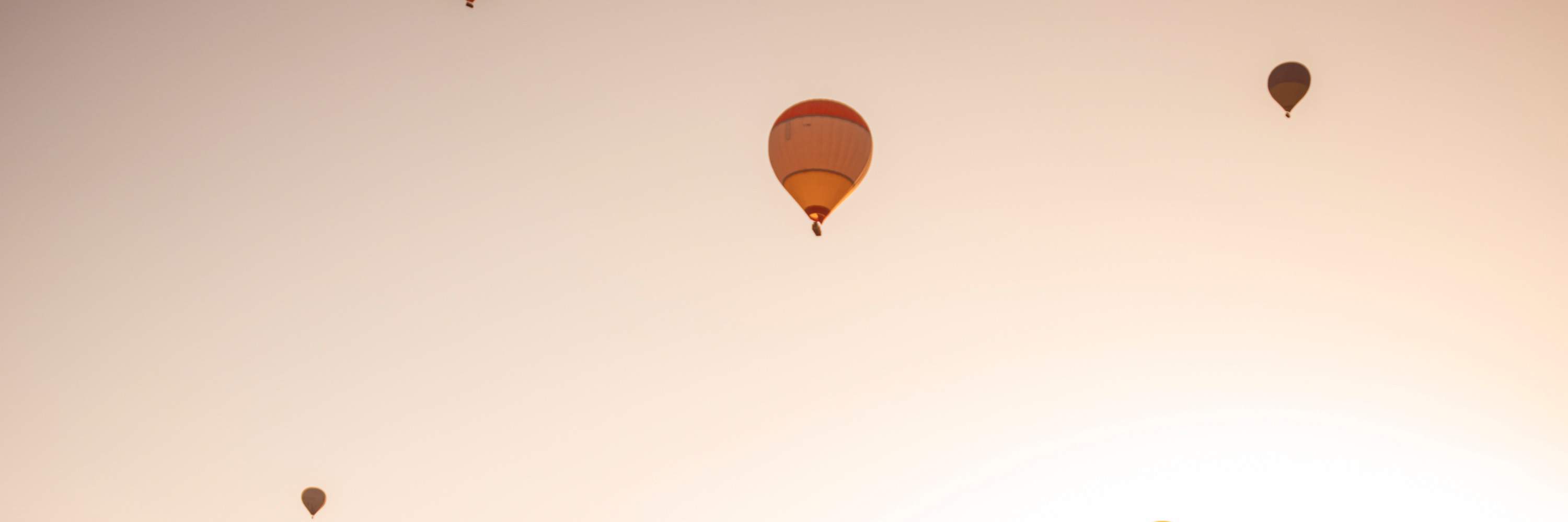 優雅舞動，感受緞面布料的輕柔飄逸