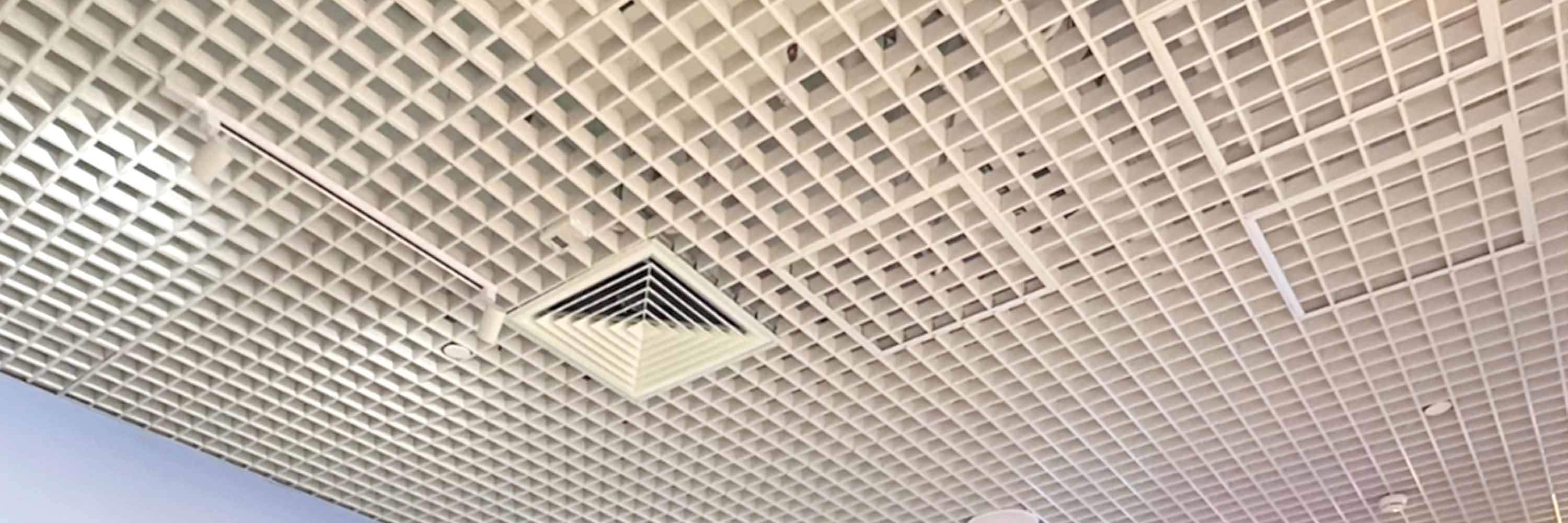 bambini che giocano nella piscina di palline