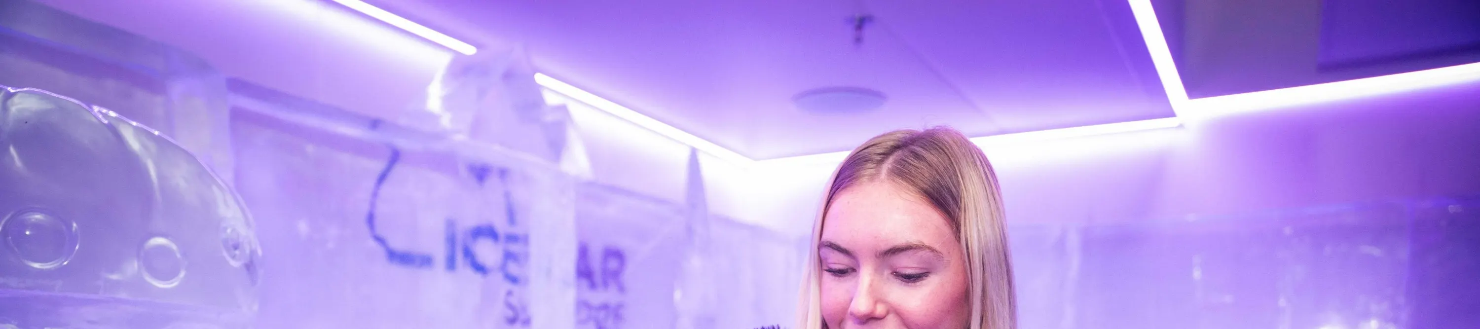 在 IceBar 喝一杯完全由冰制成的清爽鸡尾酒