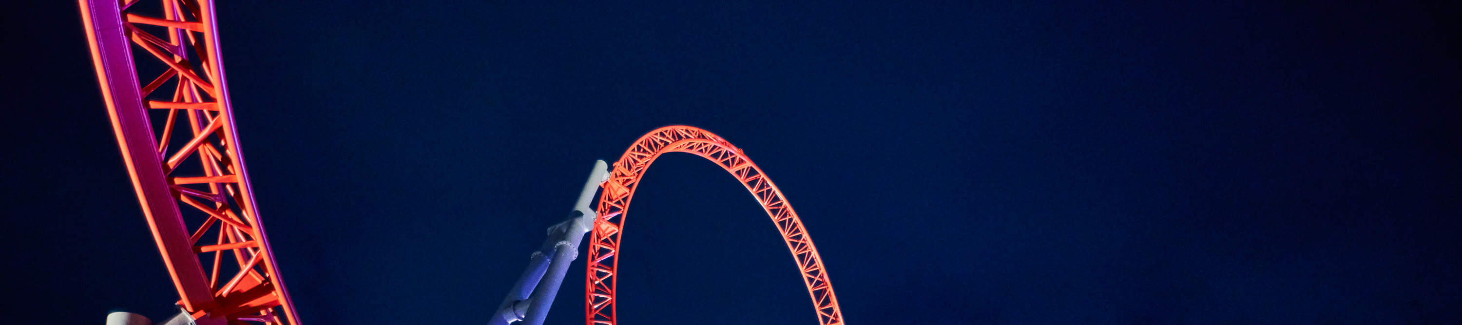 Vue nocturne des montagnes russes