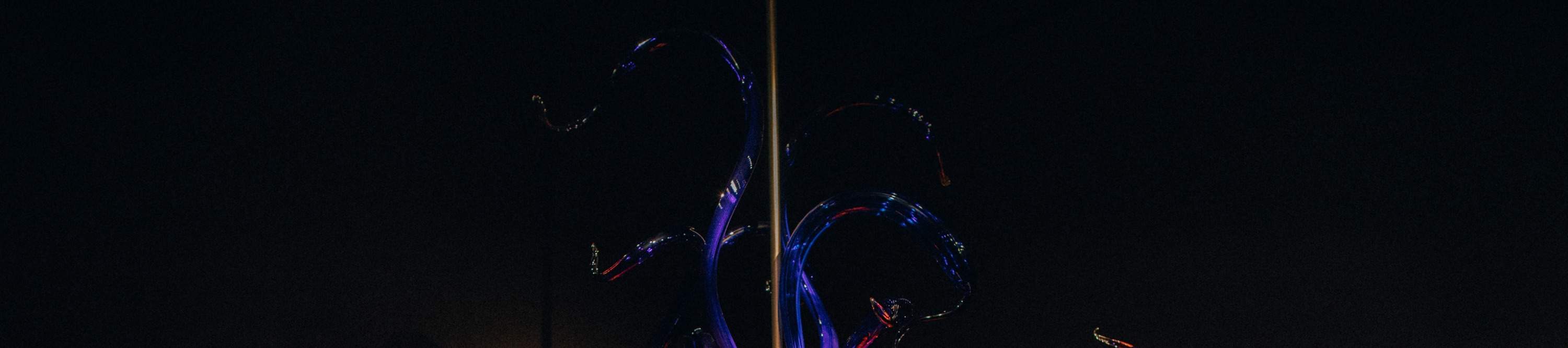 Meneroka galeri yang dipenuhi dengan seni dan kraf tempatan yang eklektik