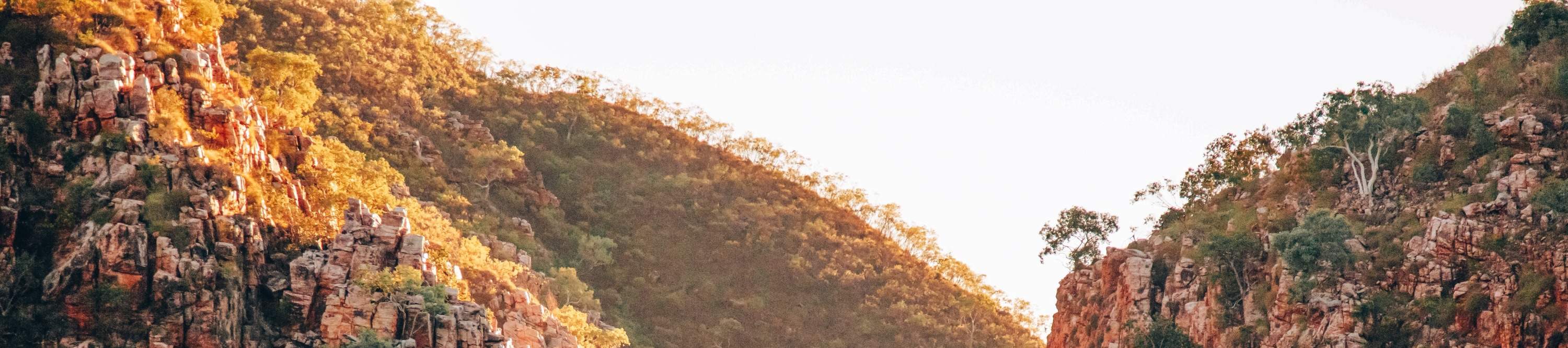 參加從德比出發的精彩2天1夜遊，探索水平瀑布的自然之美