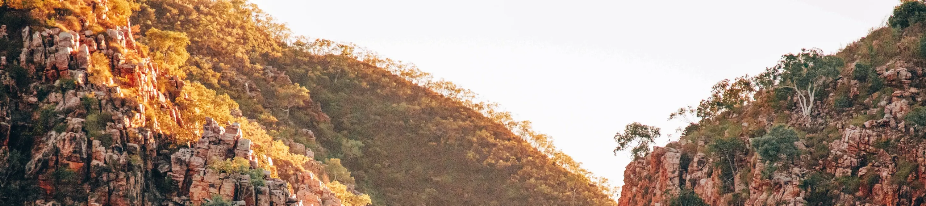 参加从德比出发的 2 天 1 夜精彩冒险，探索水平瀑布的自然美景