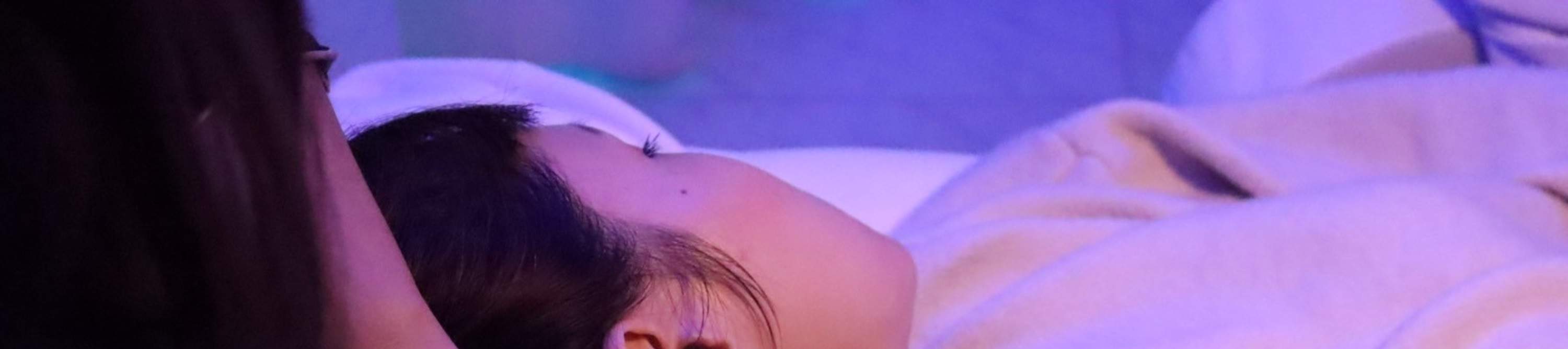 Tecnica di addormentamento unica giapponese, terapisti esperti padroneggiano la forza precisa per un completo rilassamento del corpo e della mente.