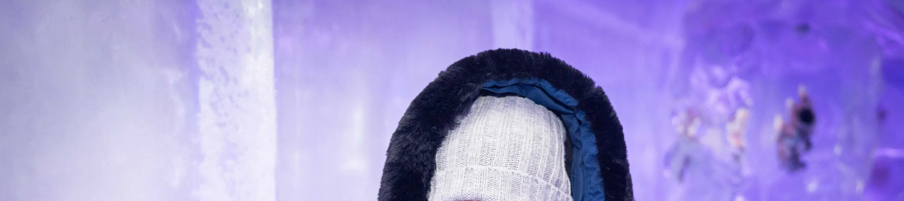 与朋友在令人惊叹的冲浪者天堂 IceBar 享受凉爽的夜晚