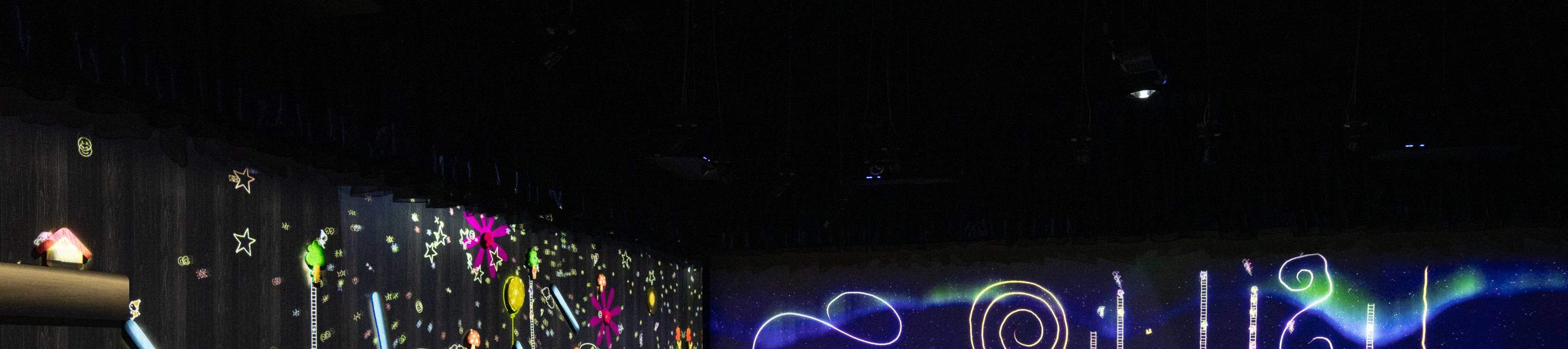 알록달록한 새 떼 사이를 나는 듯한 클라이밍