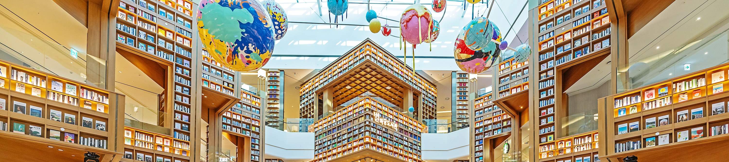 誰もが無料で楽しめる、人々が集い、リラックスしながら本を通じて交流できる文化的な空間です。