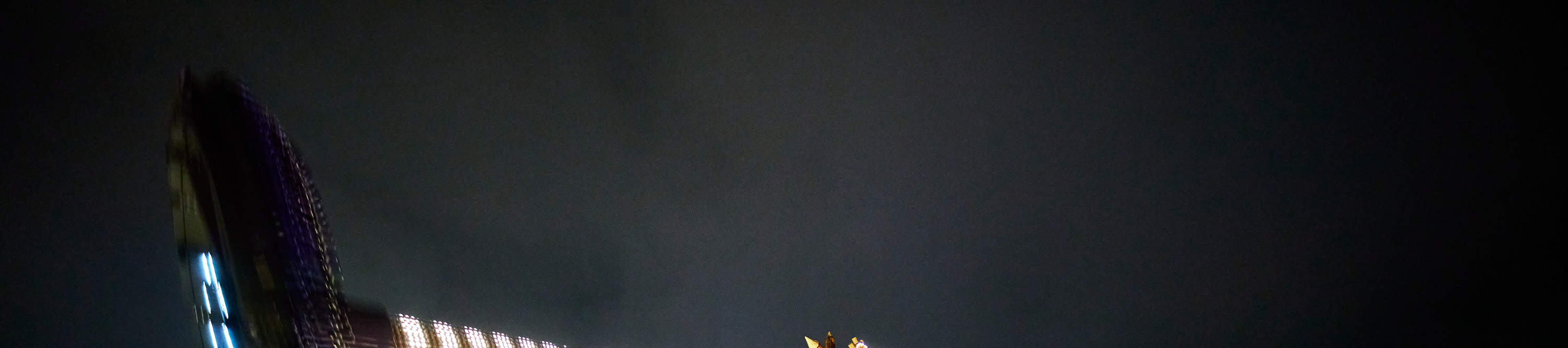 Vue nocturne de la balançoire géante