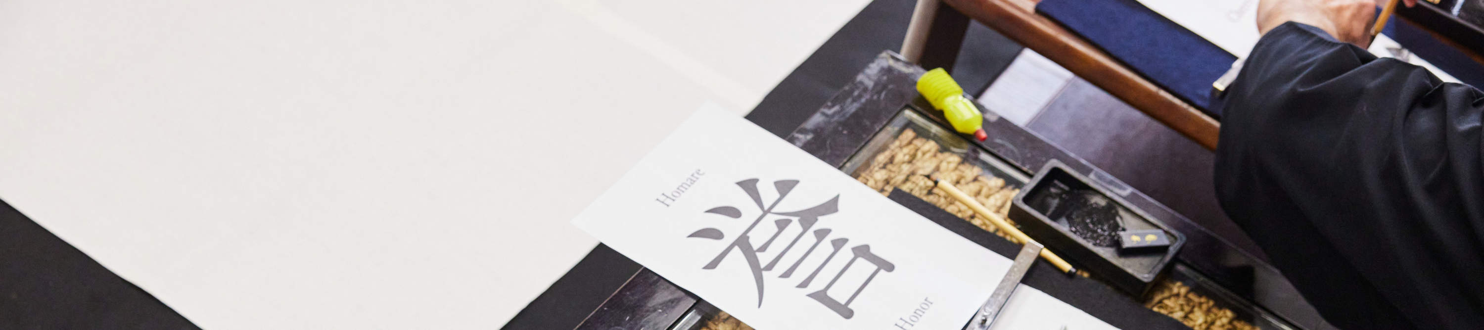 OsakaCastle Calligraphy Experience in Kimono/Interpretation