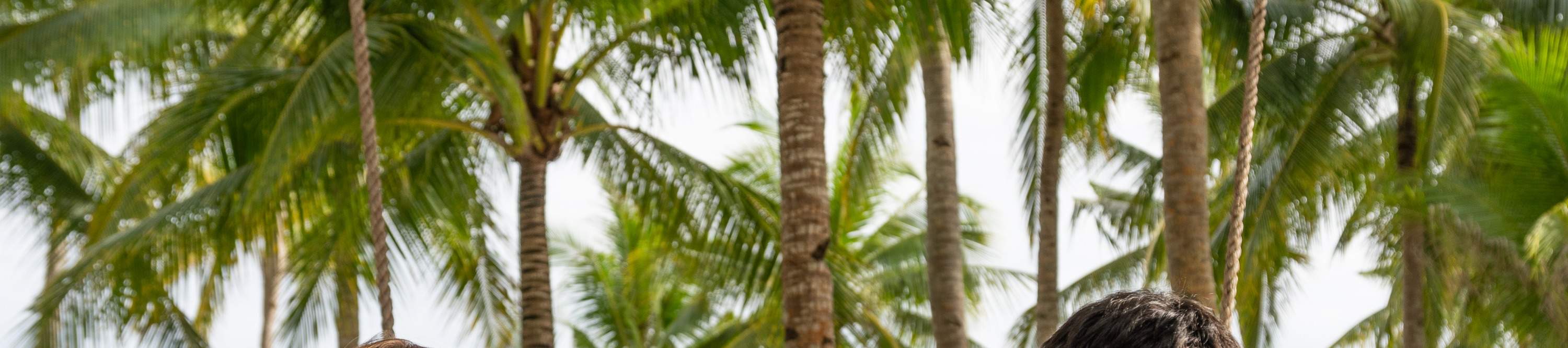 Uống cocktail trên bãi biển