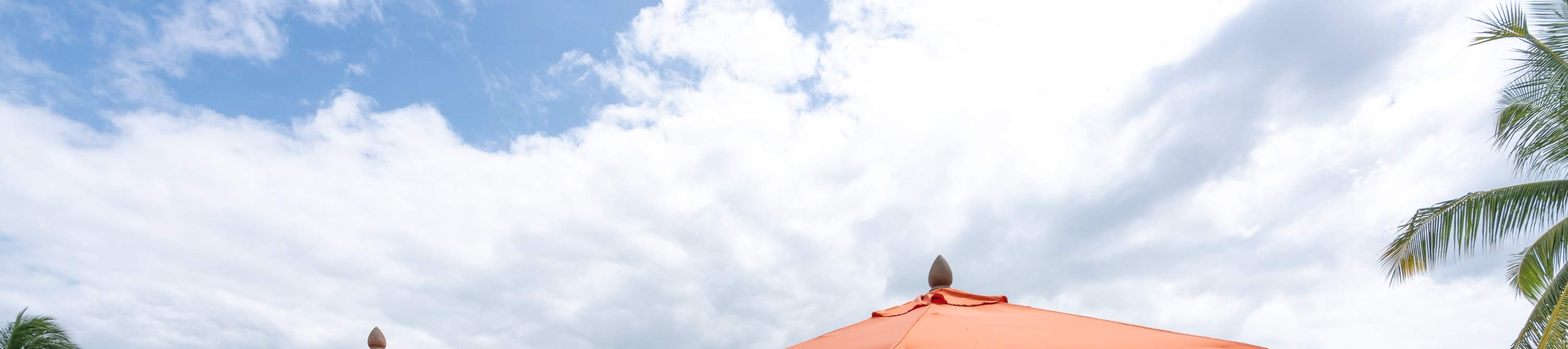 bersantai di tepi pantai South Palms