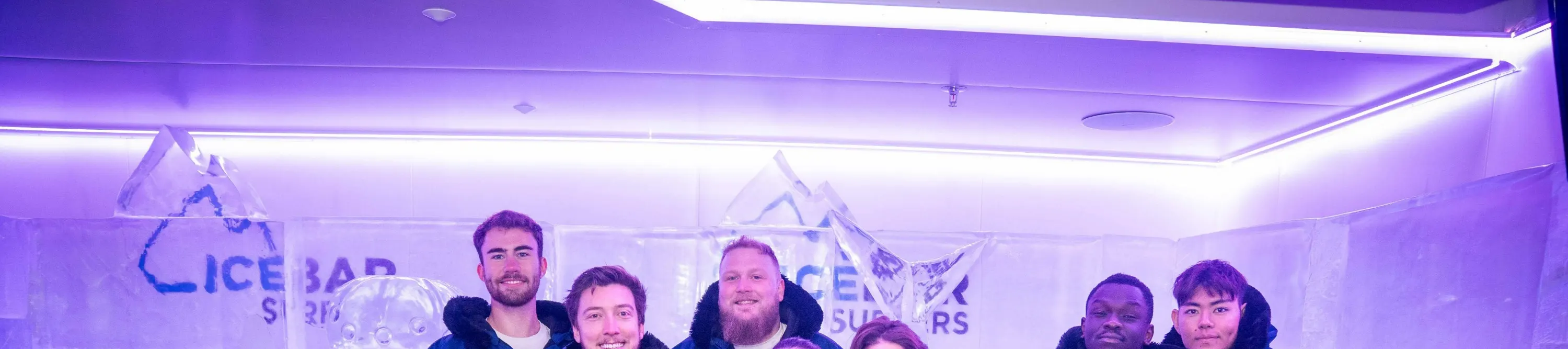 穿上 IceBar 提供的时尚夹克和手套，在寒冷中寻找温暖