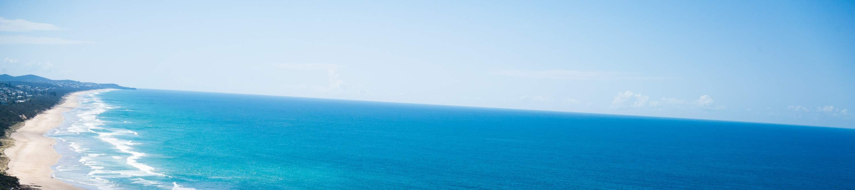 Melambung tinggi di atas keindahan pantai dalam pengembaraan terjun udara tandem yang mendebarkan