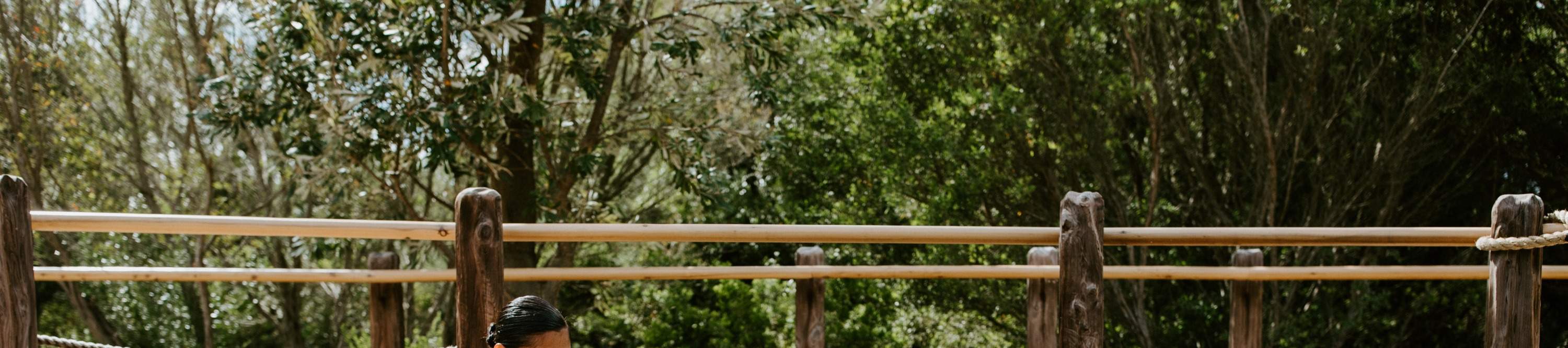 Selami diri anda dalam air mineral yang menenangkan di Peninsula Hot Springs untuk pengalaman yang menyegarkan