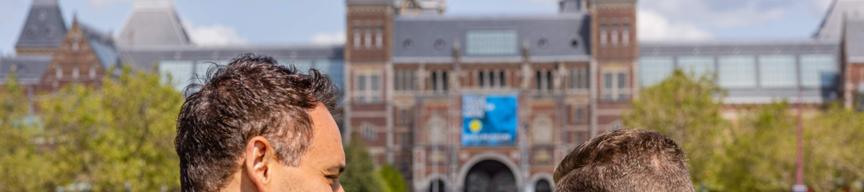 khách du lịch hỏi đường